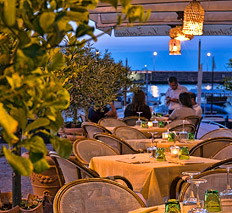 Ristorante con tavoli sul mare Capri